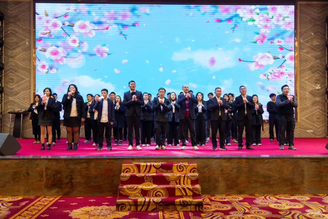 聚勢·創(chuàng)變·敢為 | 強輝集團2025年迎新晚會圓滿結(jié)束，共繪未來新藍圖(圖26)